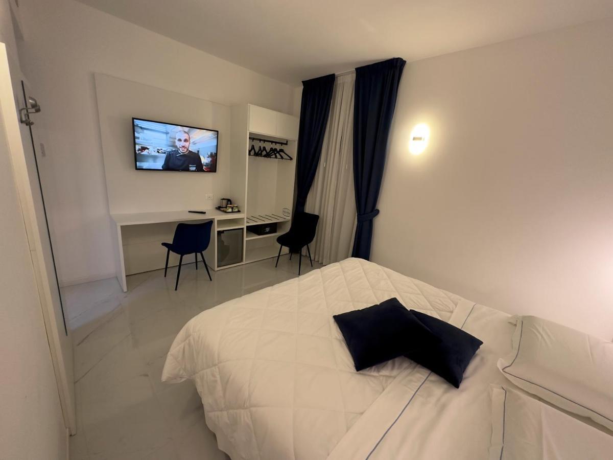 Hotel Smart Cruise Civitavecchia Exteriör bild