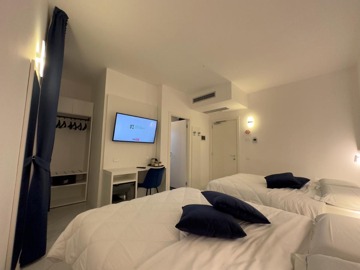 Hotel Smart Cruise Civitavecchia Exteriör bild